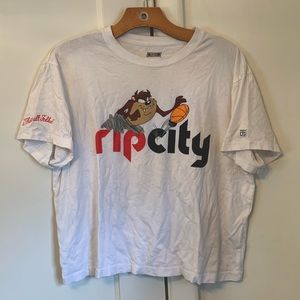 Looney Toons and Portland Blazers Tee with Tasmanian Devil. Like New!